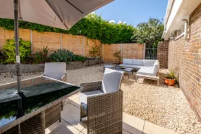 Sunny 3 bedroom chalet easy walk to beach - Image 3