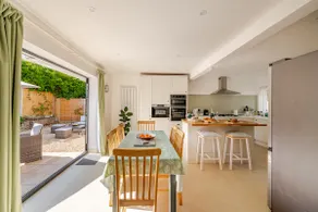 Sunny 3 bedroom chalet easy walk to beach - Image 5