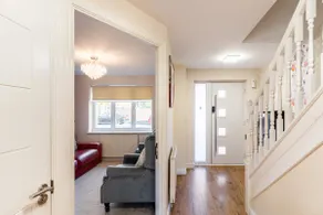 Spacious 3-bed Home - Parking & WiFi - Image 4