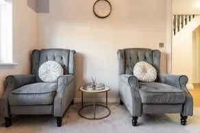 Spacious 3-bed Home - Parking & WiFi - Image 5