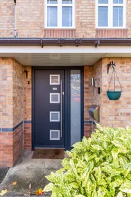 Spacious 3-bed Home - Parking & WiFi - Image 3