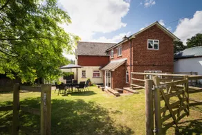 Private 2 Bed Country Cottage - Parking & 1/2 Acre Garden - Image 3