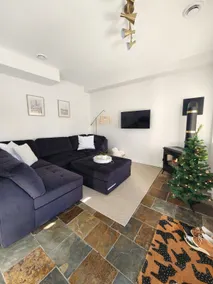Modern & Cozy Entire 1 Bedroom Walkout Suite - Image 5