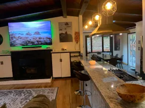 Redwood Retreat: Hot Tub, Outdoor Kitchen & Fire - Image 2