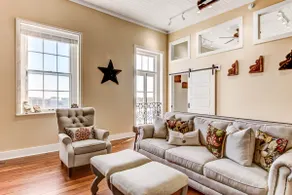 Stunning riverfront condo on Historic Factors Walk - Image 5