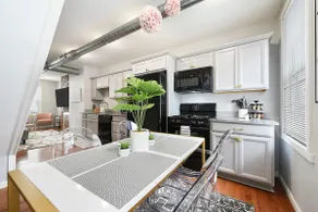 Free Parking ★2 Bathrooms! ★Walk Everywhere! - Image 2
