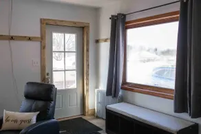 The Yellow Door Place! Convenient & Sleeps 6! - Image 2