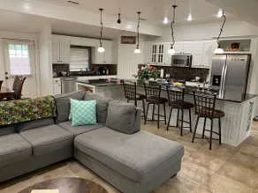 Hot Tub & Private Lake Modern Country Oasis in Heart of City - Image 4