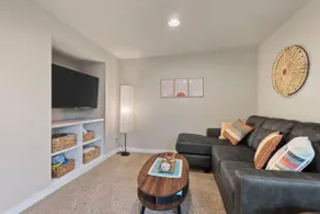 Downtown delight 2bd 1bth w/ free onsite parking - Image 3