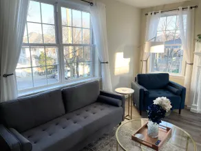 Luxury Modern Apartment Sleeps 6 - 3min to LGA - Image 3