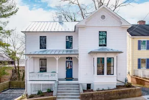 * Award-Winning Renovation * Ideal Location * - Image 3