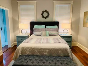 Charming upper unit @ The Grove/Walk everywhere - Image 2