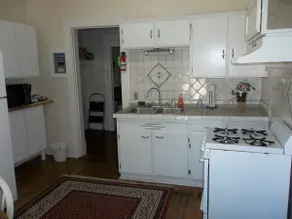 Heart of Hillsdale 1 Bdrm, Work,Cook, Relax Wifi Downtown Apartment Queen Bed - Image 4