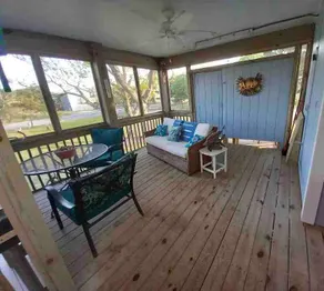 Coastal Escape for Two at Eagle Pass Cabina! - Image 2