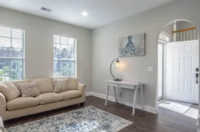 Gorgeous Executive Home on Pond *5 beds* - Image 5