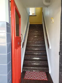 Upstairs apartment with mountain views - Image 3