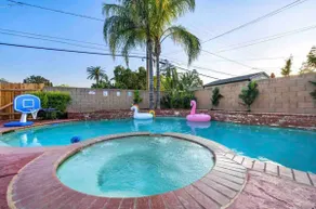 Cozy Pool Home Spacious & Fun! - Image 4