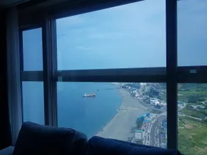 This is a 59 pyeong full-option residence right in front of Ulsan Mongdol Beach. Enjoy a stunning ocean view at our home. - Image 4