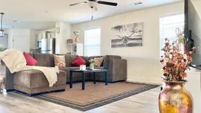 Deluxe Spacious Home near Sequoia Park - Image 3