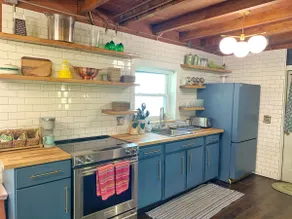 Lakefront fully-renovated cottage getaway - Image 4