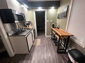 Modern New York Themed Suite! Free Parking! - Image 5