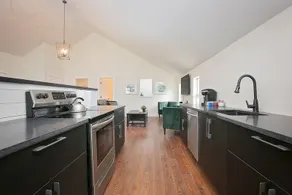 Historic Carriage House Near Louisville Hotspots - Image 3