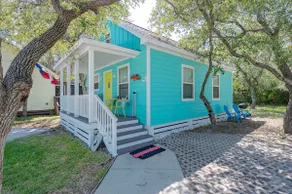 Vibrant Spot! Kids Luv Queen Bunkbed, Pool, Dog OK - Image 4