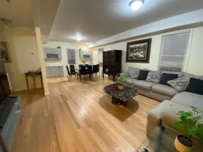 Modern Duplex City Ctr Apt 4 BRs 3 bths, 4-8 guest - Image 2