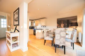 Delightful 2 Double Bedroom House - Image 5