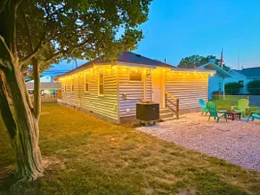 Colonial Beach Cottage, 7 minutes walk to beach! - Image 3