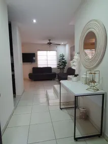 Private near the airport - Image 2