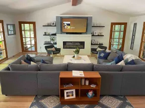 Stunning Lakefront Retreat: Sauna, Hot Tub, EV Chg - Image 2