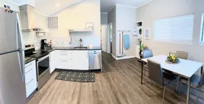 The Upper Deck - Trendy Loft on private wooded lot - Image 2