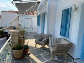 Karen’s Mikro Spiti, Poros. Presented by LazyDaze - Image 5