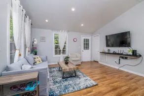 Comfortable Getaway Near Riverside Park - Image 2