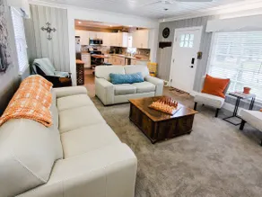 Charming, spacious 2-BR home with free parking - Image 2