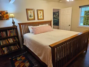 2BR, free parking, king bed, firepit, trees! - Image 4