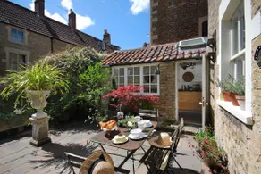 Charming Cottage in the Heart of Frome with parking - Image 3
