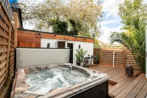 Dove House Wanstead Retreat with Hottub & Home GYM - Image 3