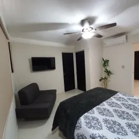 Private near the airport - Image 5