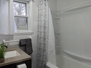 Cheerful and quiet 3 bedroom home 0.5 mi from I-80 - Image 5