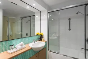 1 Bedroom Waterfront Apartment - Rooftop Pool & Spa - Image 5