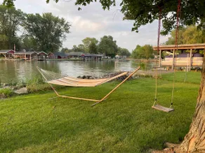 Lakefront Retro Cottage - Image 3