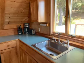 Sunny cottage, ocean views, private beach access - Image 4