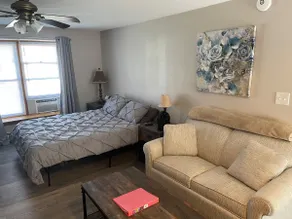 Cozy new efficiency close to beach and shopping - Image 2