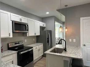 Downtown, 3 BR, 2 ba, garage, fenced backyard - Image 2