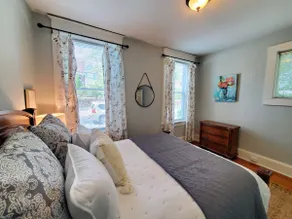 Historic Urban Downtown 1 Bedroom with Parking - Image 2