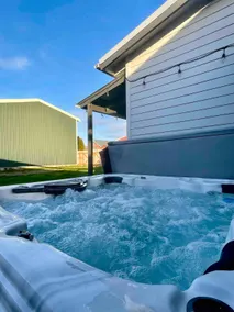 Waddle on Inn-Hot Tub, Pet Friendly, Fully Fenced! - Image 5