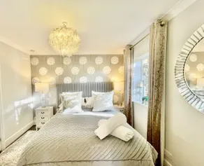Cotswold Chic Retreats-Jacinabox-Parking & Garden - Image 5