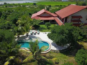 Stylish lakefront safari villa with pool near Yala - Image 2